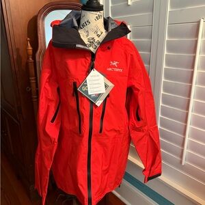 Arc'teryx Men's Vibrant Large Red Ski Jacket—never worn with tags
